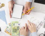 Analiza wykresów i pieniędzy. Obliczanie ceny netto z uwzględnieniem inflacji i kursów walut.
