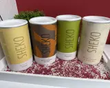 Vier Dosen SHEKO mit verschiedenen Geschmacksrichtungen: Vanille, Choco Peanut Caramel, Pistachio und Protein Pancake & Waffle Mix. Perfekt für einen schnellen Shake mit Wasser.