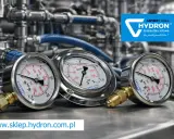 Trzy manometry hydrauliczne pokazują ciśnienie. Dowiedz się, manometr co to jest i jak działa, na stronie www.sklep.hydron.com.pl.