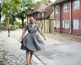 Kvinna i rutig klänning på kullerstensgata, inspirerad av Elsa Billgrens blogg.
