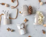 Basteln im Wald mit Kindern: Süße Waldtiere aus Papprollen, Zapfen und Naturmaterialien. Ein Reh, ein Eichhörnchen und ein Igel.