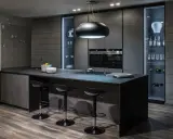 Cucina moderna con isola centrale e sgabelli. Il grigio scuro domina, creando un'atmosfera sofisticata. Perfetto per chi cerca idee su come abbinare il grigio scuro con stile.