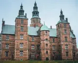 Il castello di Rosenborg interno, con le sue torri imponenti e i tetti verdi, evoca un'atmosfera storica e regale.