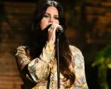 Lana Del Rey śpiewa, przypominając najpiękniejsze piosenki o miłości zagraniczne. Jej stylizacja i wykonanie tworzą magiczną atmosferę.