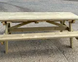 En robust bänk i tryckimpregnerat trä, perfekt för utomhusbruk. Denna bänk är redo för många sommarfester och fikastunder.