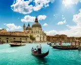 Gondelfahrt auf dem Canal Grande vor der Basilica di Santa Maria della Salute – ein Muss, was man in Venedig gesehen haben muss.