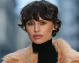 Eine Frau mit einem modernen Fade Cut und einem Pelzmantel.
