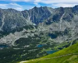 Tatry widziane z trasy turystycznej. Jeziora w dolinie, skaliste zbocza i zielone hale zachęcają do odkrywania piękna Zakopanego.