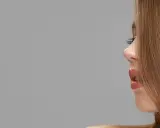 Ein Profil einer Frau mit glänzendem, kupferblondem Haar. Die Haarfarbe schimmert warm und natürlich.