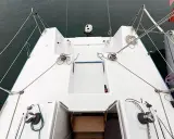 Vue aérienne du pont d'un voilier, avec des cordages et des treuils. Le modèleBepox 990 est prêt pour la prochaine aventure en mer.