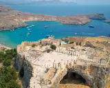 Akropol w Lindos, na Rodos, z widokiem na zatokę pełną łodzi. Czy to Rodos czy Kreta? To zdecydowanie Rodos!