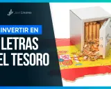 Invierte en letras del tesoro: una caja fuerte rebosante de monedas de oro sobre el mapa de España.