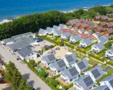 Widok z lotu ptaka na kompleks domków letniskowych Collins Resort. Właściciel dba o każdy szczegół, tworząc idealne miejsce na wypoczynek nad morzem.