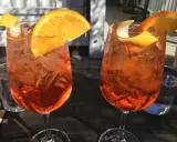 Dwa orzeźwiające drinki z pomarańczą i lodem. Idealne na aperitivo, co to jest? To włoska tradycja!