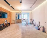 Remont starego domu od czego zacząć? Podzielony obraz pokazuje salon po remoncie i stan surowy.