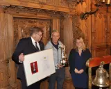 Michael Illbruck erhält Urkunde und Pokal.