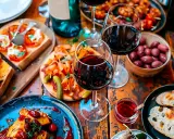 En härlig buffé med tapas och rödvin. Perfekt för en mysig kväll med goda vänner. Här finns inspiration till tapas recept.