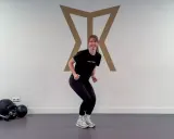 Frau in Sportkleidung macht eine Kniebeuge, bereit für das Skifahren. Krafttraining für die Pisten.