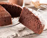 Una fetta di torta alla nutella soffice e golosa, appena sfornata, su una griglia di raffreddamento.
