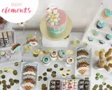 Ideas para decorar un candy bar: mesa dulce con pastel, cupcakes, donas, fresas cubiertas, galletas y confeti dorado.