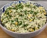 Boska sałatka z tuńczykiem i makaronem orzo, kukurydzą i szczypiorkiem. Idealna na szybki obiad.