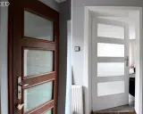 Przed i po: metamorfoza drzwi z okleiny. Z brązowych na białe, jak odnowić drzwi z okleiny.