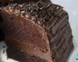 Una rebanada de coca de chocolate con glaseado cremoso y chispas oscuras. ¡Puro placer chocolatoso!
