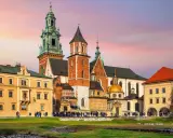 Zamek Królewski na Wawelu, gdzie kiedyś mieszkał król, dziś przyciąga tłumy turystów.