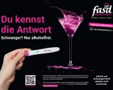 Schwangerschaftstest zeigt positiv. Ein Glas mit pinkem Spritzer. Die Botschaft: Alkohol und Schwangerschaft gehören nicht zusammen.