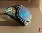Un Garmin, cos'è uno smartwatch, mostra l'ora 04:26 su uno schermo luminoso.