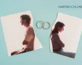 Dos fotos rasgadas de una pareja, separadas por dos anillos de boda, simbolizan un matrimonio infeliz.