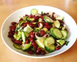 Salade colorée de haricots rouges, concombre, oignon rouge et céleri, prête à être dégustée.