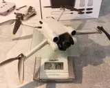 Eine Drohne mit einem Gewicht von 247 Gramm wird auf einer Waage gemessen.