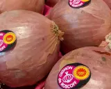 Gros plans sur des oignons de Roscoff, parfaits pour savoir si peut on congeler des oignons crus. Ils sont prêts à être cuisinés ou conservés.