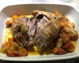 Gigot de 7 heures, tendre et effiloché, baignant dans son jus avec carottes et oignons. Faut il couvrir le gigot de 7 heures ? Oui, pour une cuisson parfaite !