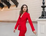 Donna con tailleur rosso, un look audace e sofisticato. Gli abbinamenti perfetti per un outfit indimenticabile.