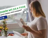 Kobieta czyta o tym, w czym jest witamina D. Dowiedz się, jak niedobór witaminy D wpływa na dietę.