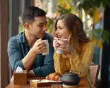 Jak flirtować na pierwszej randce? Sprawdzone triki i mowa ciała