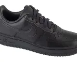 Czarne, skórzane buty Nike Air Force 1. Wyglądają na świeże i oryginalne, gotowe na miejskie przygody.