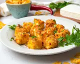 Knusprig panierte Feta-Würfel, im Airfryer zubereitet, garniert mit Petersilie. Ein köstlicher Snack!