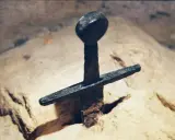 La leggendaria spada nella roccia, simbolo di un antico re.