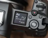 Jak dobrze ustawić aparat Canon? Widok na ekran LCD aparatu Canon z ustawieniem Av, F1.2, ISO AUTO.