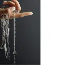 Mano con anelli che mostra diverse collane Pesavento, con maglie lucide e un design moderno. Scopri i prezzi.
