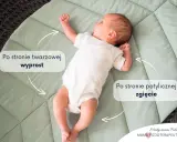 Niemowlę śpi z głową w jedną stronę, z wyprostowanymi nóżkami po stronie twarzowej i zgiętymi po potylicznej.