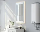 Modernes Badezimmer mit einem weißen Warmwasserspeicher, der wie ein durchlauferhitzer für warmwasserspeicher funktioniert. Daneben ein beleuchteter Spiegel.