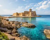 Castello Aragonese a Le Castella, una delle curiosità sulla Calabria, si erge su un isolotto roccioso bagnato da acque cristalline.