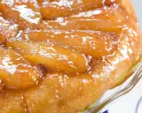 Une délicieuse tarte tatin aux pommes caramélisées, servie dans un plat en verre.