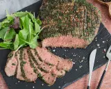 Perfekt mariniertes Flanksteak, aufgeschnitten und mit frischem Salat serviert. Ein Genuss für jeden Fleischliebhaber.
