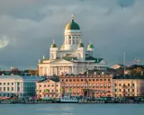 Majestatyczna katedra góruje nad portem w Helsinkach, pięknym mieście w Finlandii.