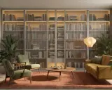 Przytulny salon w stylu modern classic z kanapą, fotelami i regałem pełnym książek.